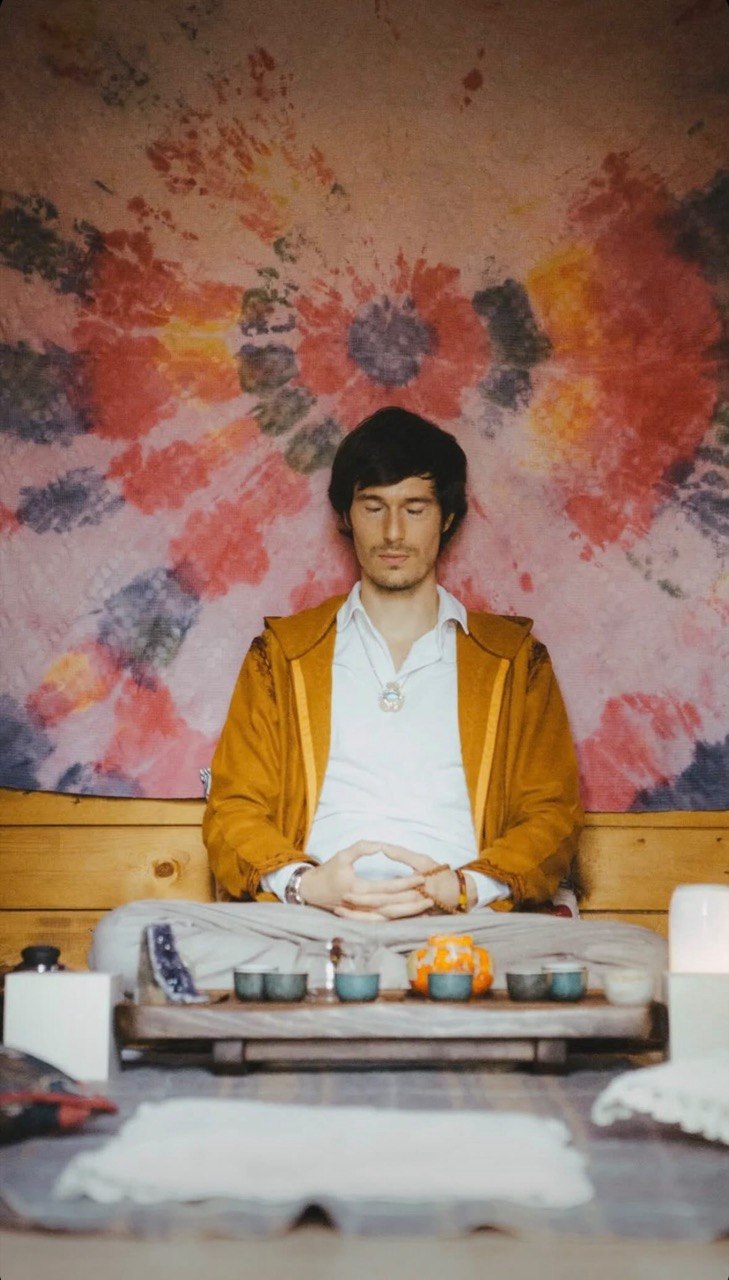 Mansur Kohaku in seated meditation