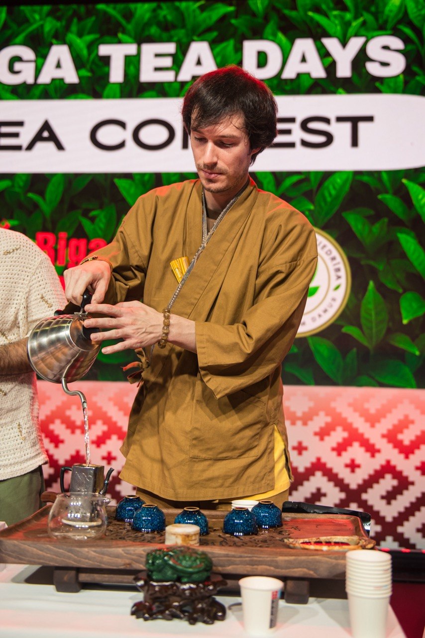Mansur Kohaku pouring tea at the Riga Tea Days tea contest