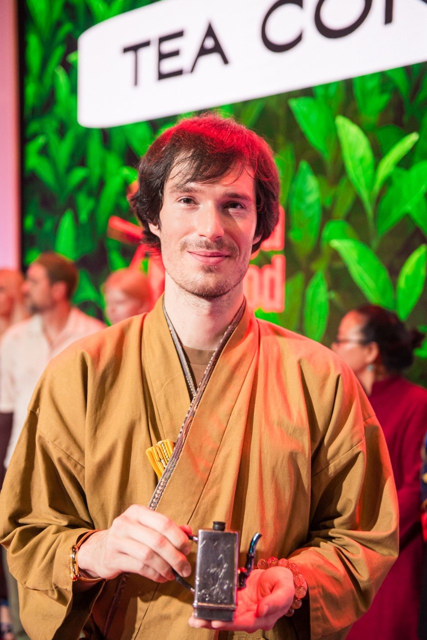 Mansur Kohaku holding a tea vessel at the Riga Tea Days festival