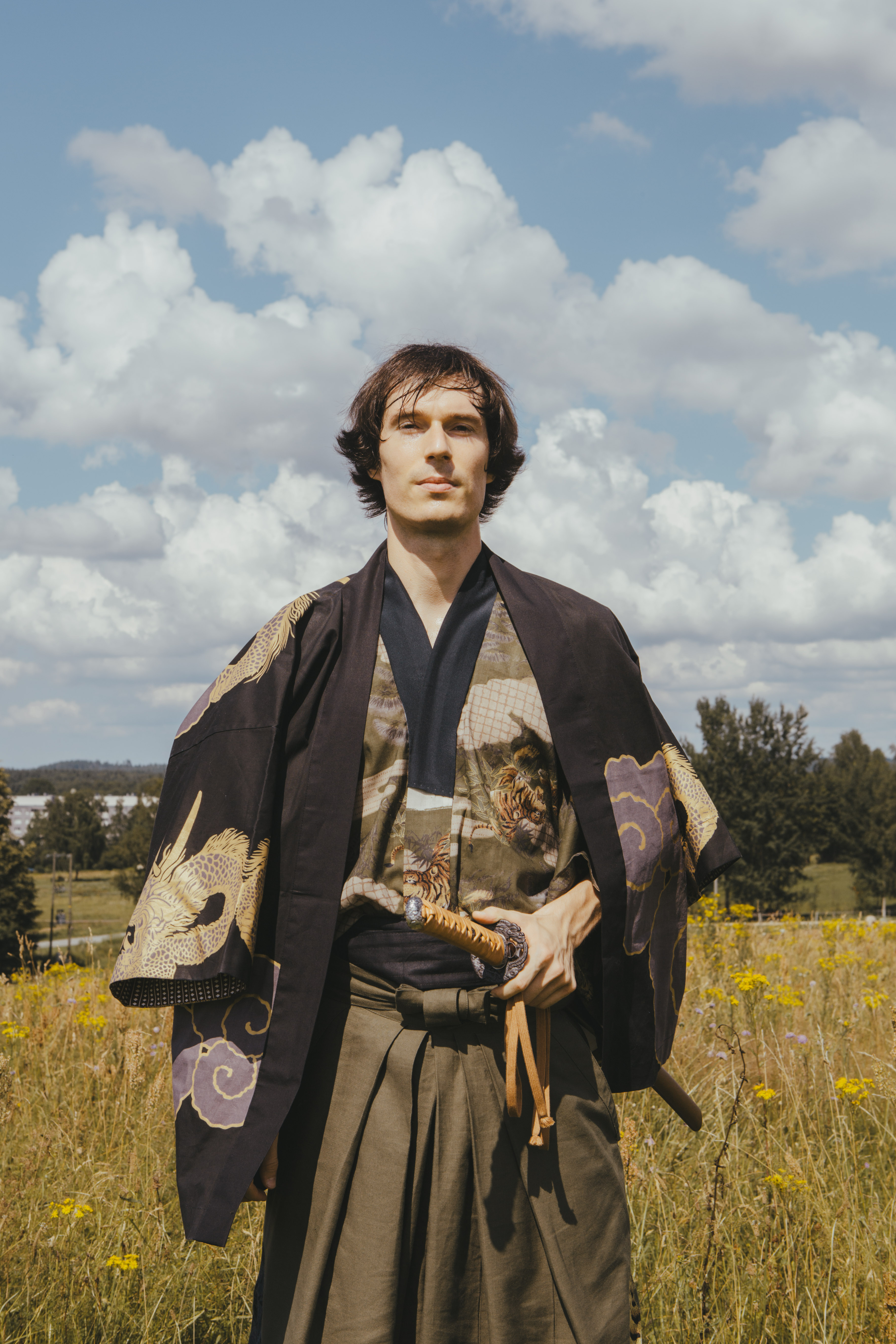 Mansur Kohaku in samurai dress, holding the sheathed katana