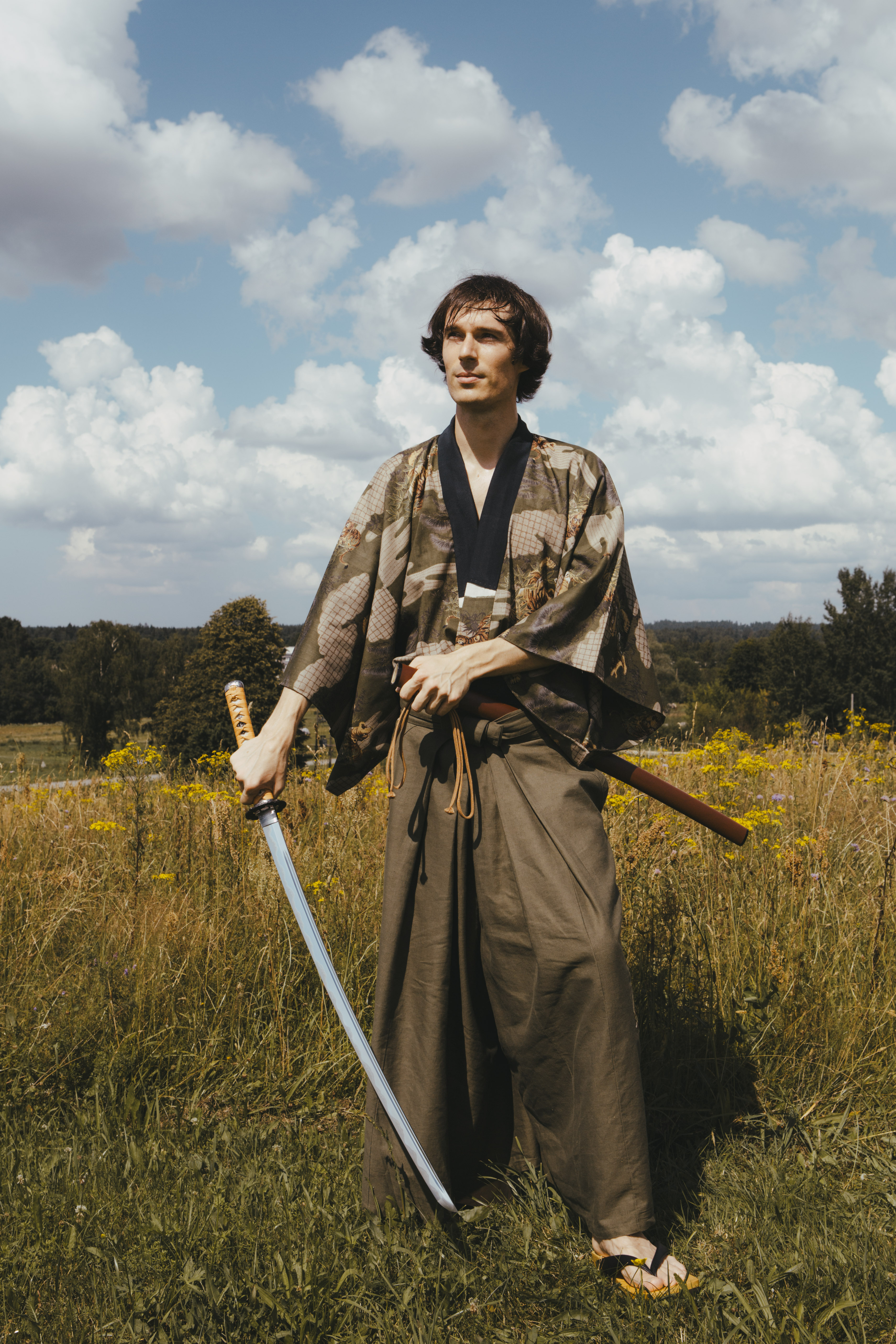 Mansur Kohaku standing with drawn katana