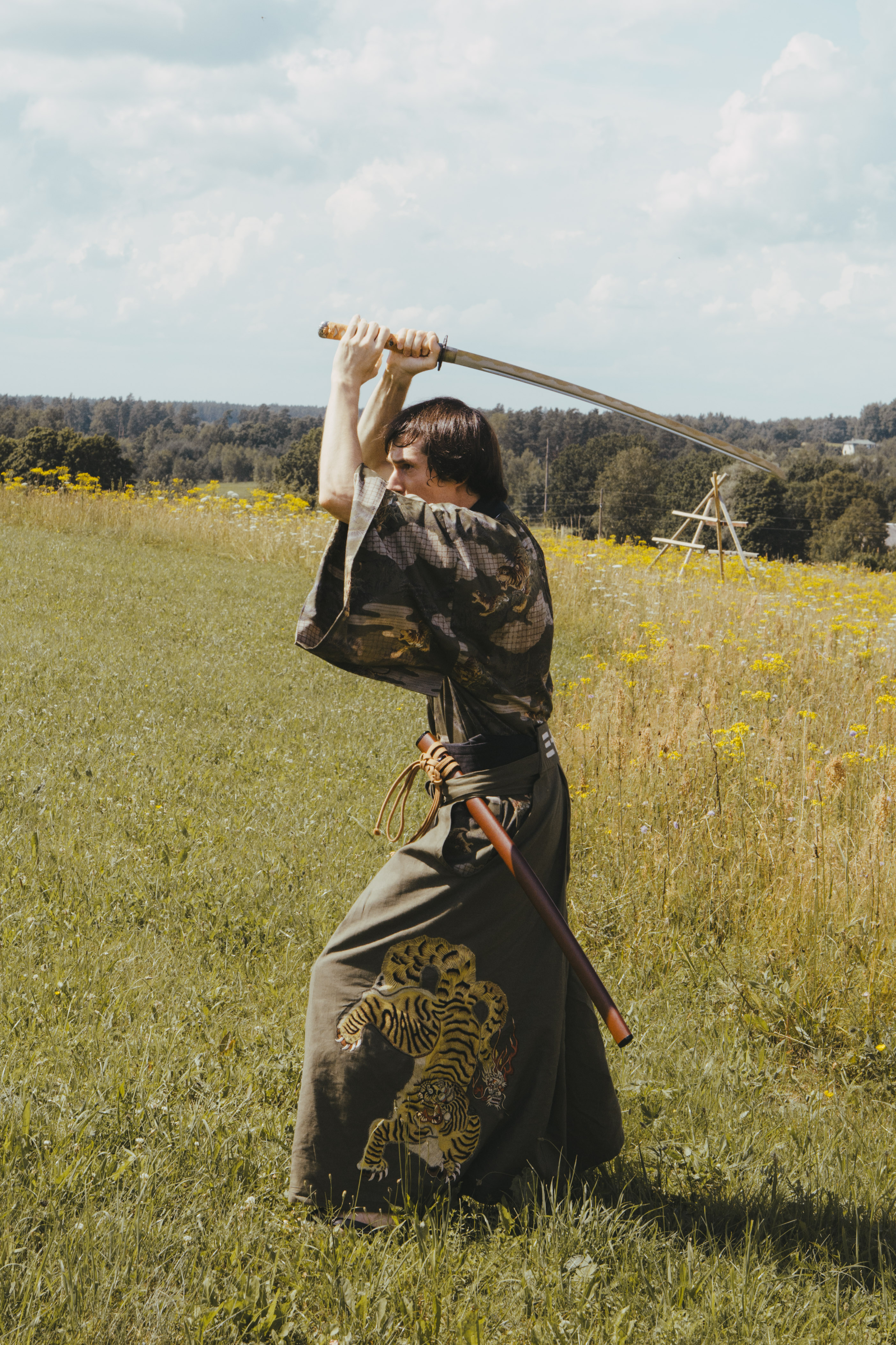 Mansur Kohaku, sword raised overhead